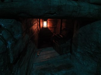 1024px-A_long_shot_of_the_lamp_inside_the_cubby_hole_in_the_bunker_(24772346481)